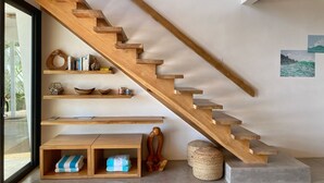 Una escala moderna amb graons de fusta i prestatgeries integrades.