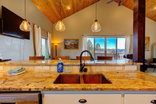 "Pagosa's - Hill Top House" Hot Tub/Pool Table/Decks/Fire Pit/ Pet Friendly
