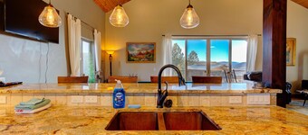 "Pagosa's - Hill Top House" Hot Tub/Pool Table/Decks/Fire Pit/ Pet Friendly