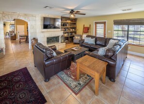 Smart-TV, Kamin, DVD-Player, Tischtennisplatte