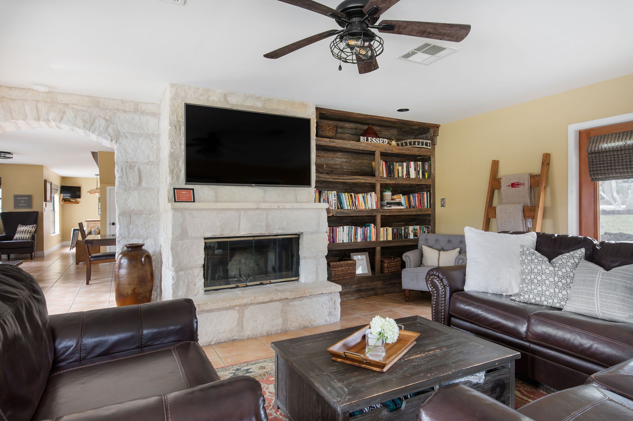 TV connectée, cheminée, lecteur de DVD, table de tennis de table