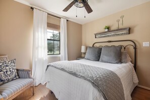 9 Schlafzimmer, Bügeleisen/Bügelbrett, kostenloses WLAN, Bettwäsche