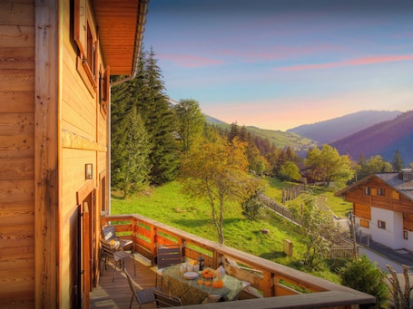 Outdoor dining. Chalet Zamaro - modern ski-in ski-out for 12 in La Clusaz - OVO Network