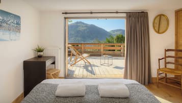 6 bedrooms, iron/ironing board, WiFi, bed sheets