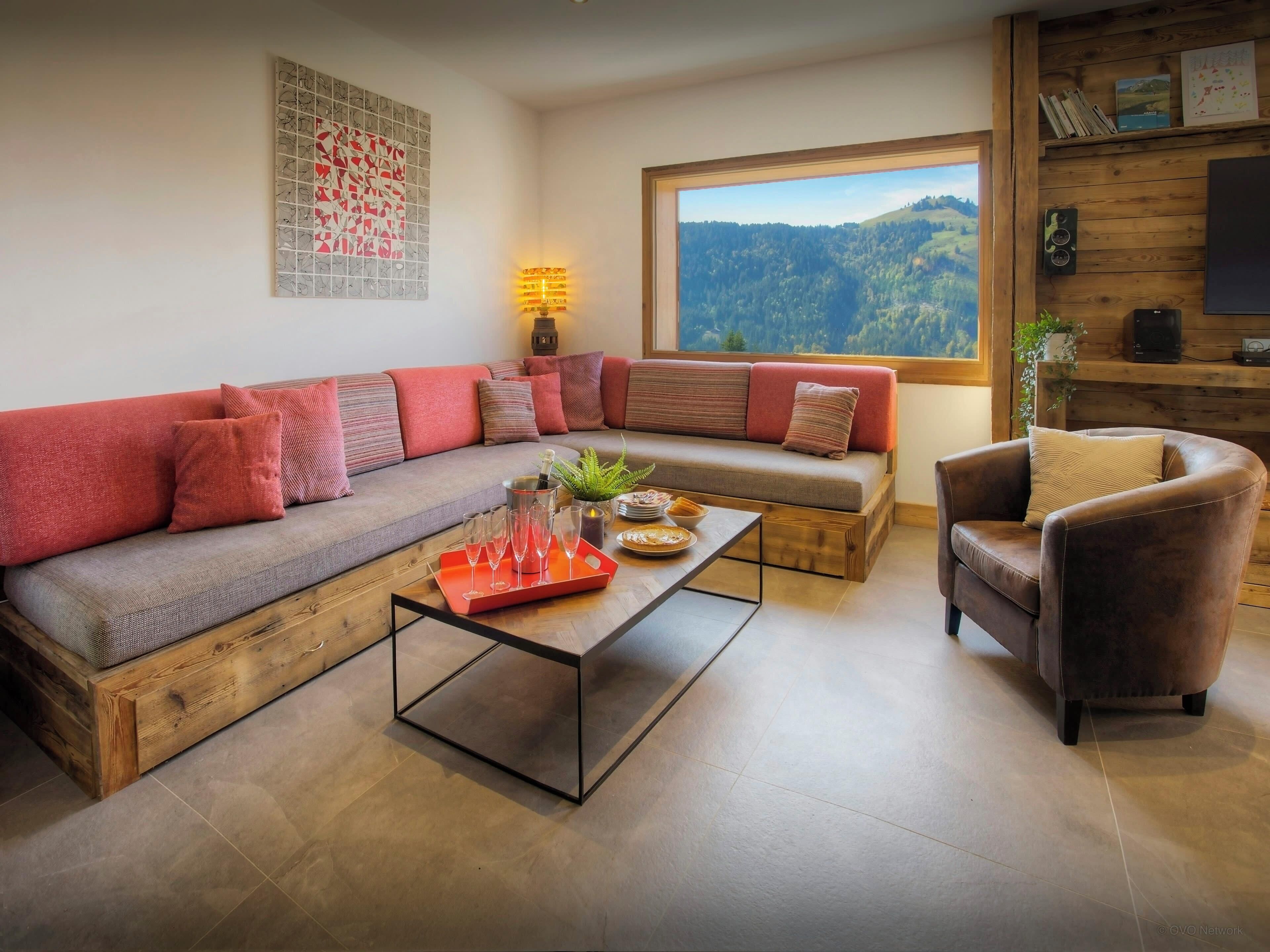 Télévision, cheminée, lecteur de DVD, chaîne hi-fi