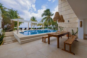 Outdoor pool - Amazing Beachfront Villa (San Miguel de Cozumel)