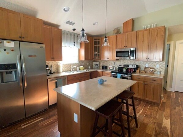 Fridge, microwave, oven, stovetop - Bud's Lighthouse-just steps to St. Augustine Beach (St. Augustine)