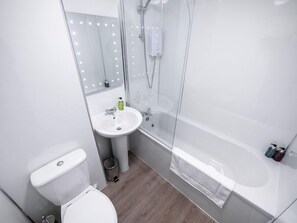 Bathtub, hair dryer - ☆ Bright, 2 Bedroom West End Apartment ☆ (Dundee)