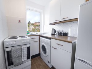 Fridge, microwave, oven, stovetop - ☆ Bright, 2 Bedroom West End Apartment ☆ (Dundee)