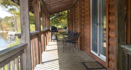 Lakefront Bungalow, NEW BOAT DOCK, Hot Tub, Firepit