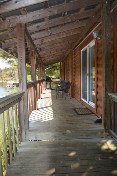 Lakefront Bungalow, NEW BOAT DOCK, Hot Tub, Firepit