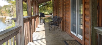 Lakefront Bungalow, NEW BOAT DOCK, Hot Tub, Firepit