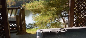 Lakefront Bungalow, BOAT DOCK, Hot Tub, Firepit