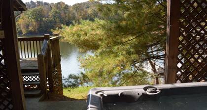 Lakefront Bungalow, BOAT DOCK, Hot Tub, Firepit