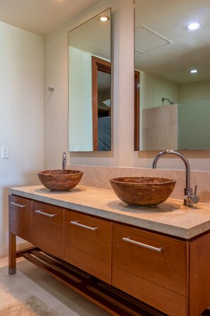 Luxury Room | Bathroom | Towels