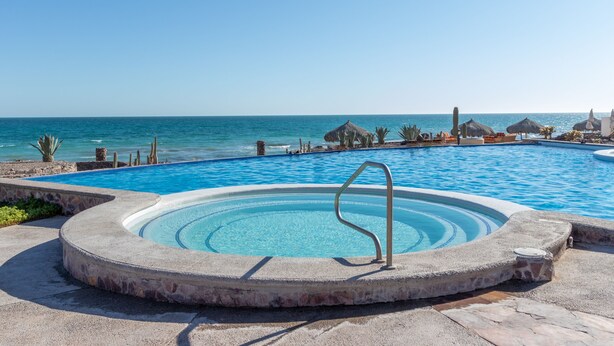 4 piscines extérieures