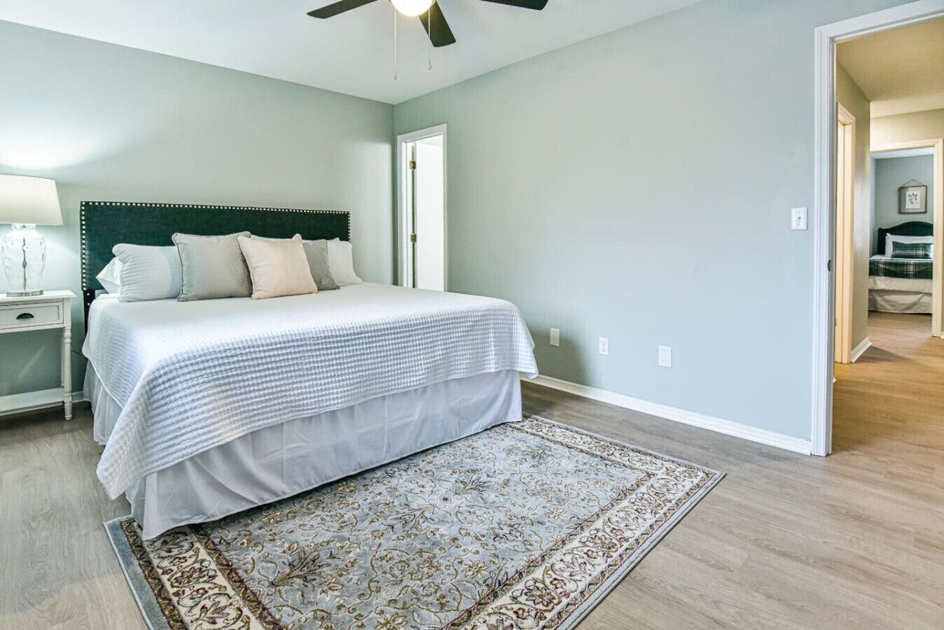 Desk, iron/ironing board, WiFi, bed sheets