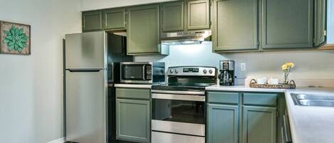 Microondas, cafetera y tetera y utensilios de cocina