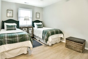 Desk, iron/ironing board, WiFi, bed sheets - Roomy 3 BR Condo Walkable to IU (Bloomington)