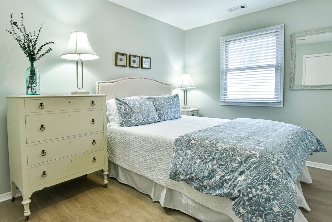 Desk, iron/ironing board, WiFi, bed sheets