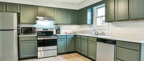 ميكروويف، ماكينة لصنع القهوة/الشاي، مستلزمات طهي/أطباق/أوعية