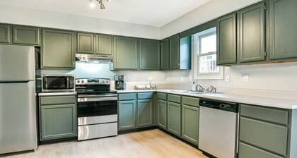 Hoosier Corner-Walk to IU Campus!