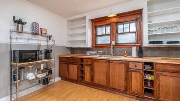 Een koelkast, een magnetron, een oven, een kookplaat