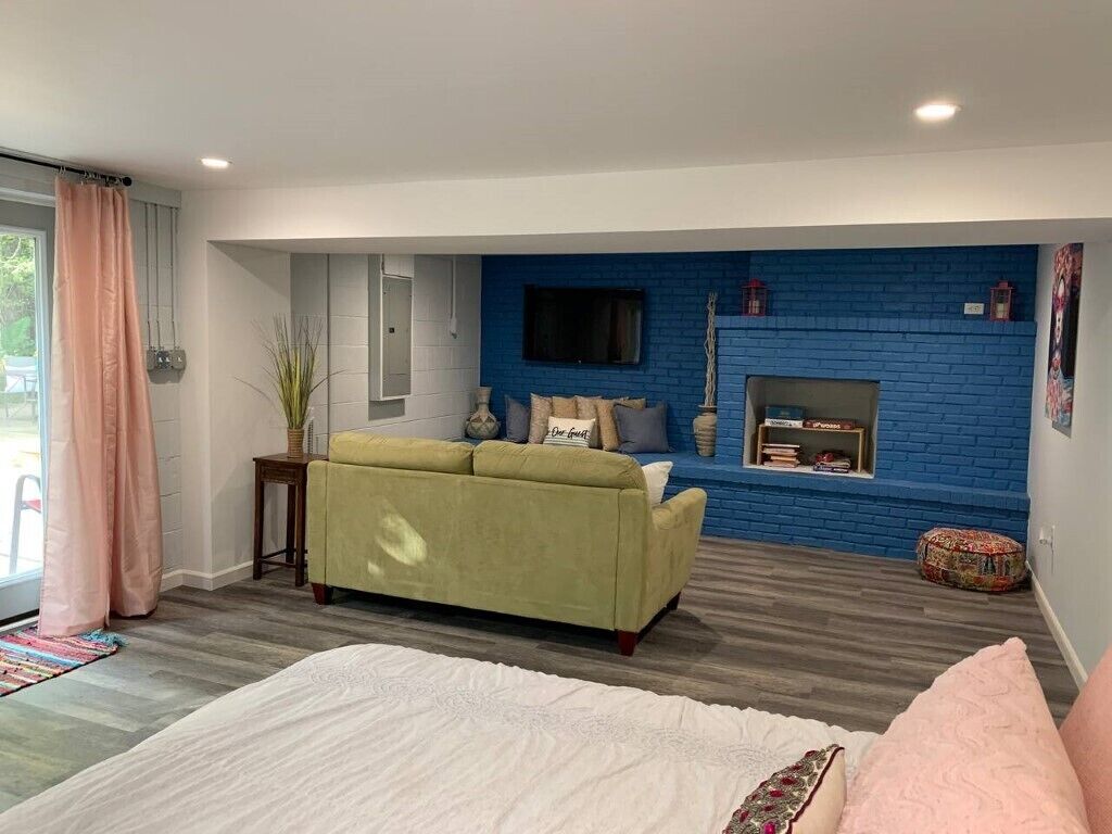 Boho Bungalow- by Downtown, I-40 & Lake. Wooded view 