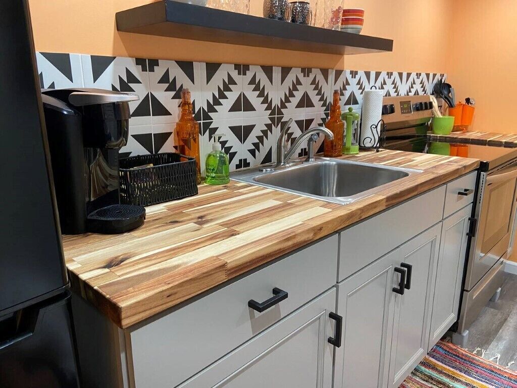 Boho Bungalow- by Downtown, I-40 & Lake. Wooded view 