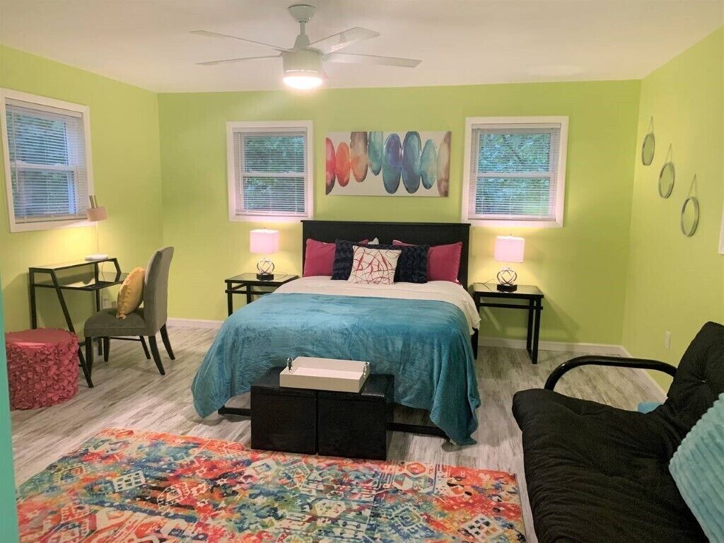 Palm Paradise- by Downtown, I-40 & Lake. Wooded view 