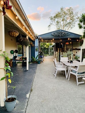 Outdoor dining - Coolum Beach Home (Coolum Beach)