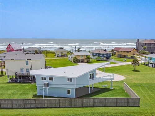 BEACH SIDE DISCOUNTS! 4bd 2.5ba Short Walk 2 Beach & Easy Access+Views!