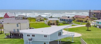 BEACH SIDE DISCOUNTS! 4bd 2.5ba Short Walk 2 Beach & Easy Access+Views!