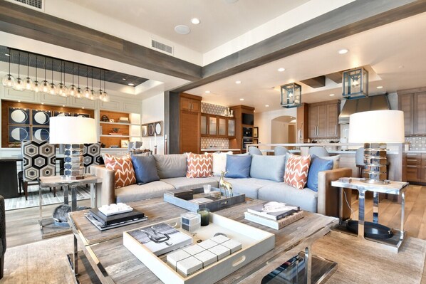 Condo (Silver Strike #602 - 4 Bed + Den) | Living room