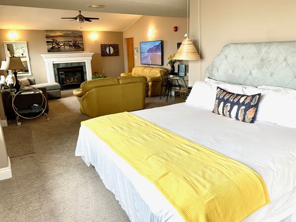 Desk, iron/ironing board, free WiFi, bed sheets - 103 -Presidential Suite-Lake View 1 King+SOFA (Port Elgin)