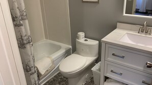 Ein Badezimmer mit Badewanne, Toilette und Waschbecken.