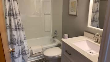 Secador de cabelo, toalhas de banho