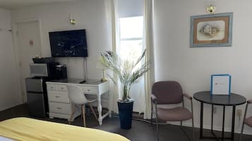 Escrivaninha, ferros/tábuas de passar roupa, Wi-Fi de cortesia