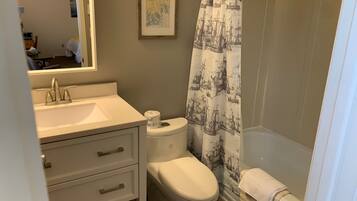 Secador de cabelo, toalhas de banho