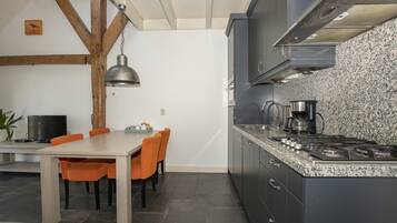 Een koelkast, een microgolfoven, een oven, een kookplaat