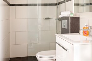 Douche, sèche-cheveux, serviettes fournies, savon