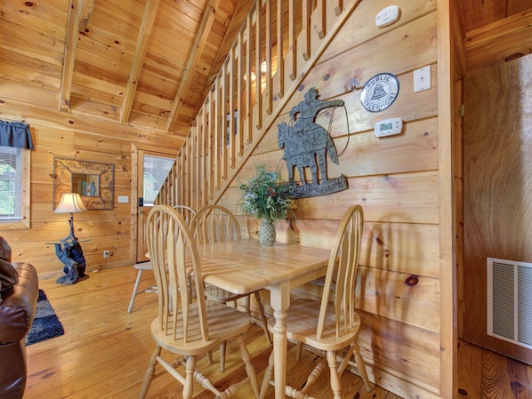 Cabin, 1 Bedroom | Dining