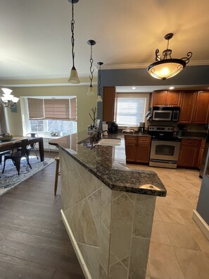 Køleskab, mikrobølgeovn, ovn, kogeplade