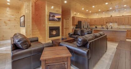 Smoky Mountain Splash by Jackson Mountain Rentals