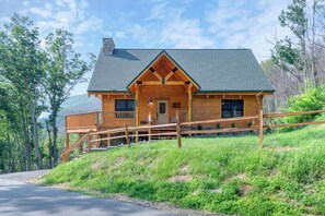 Studio (3 Bedrooms) | Property amenity - Lone Wolf Lodge by Jackson Mountain Rentals (Gatlinburg)