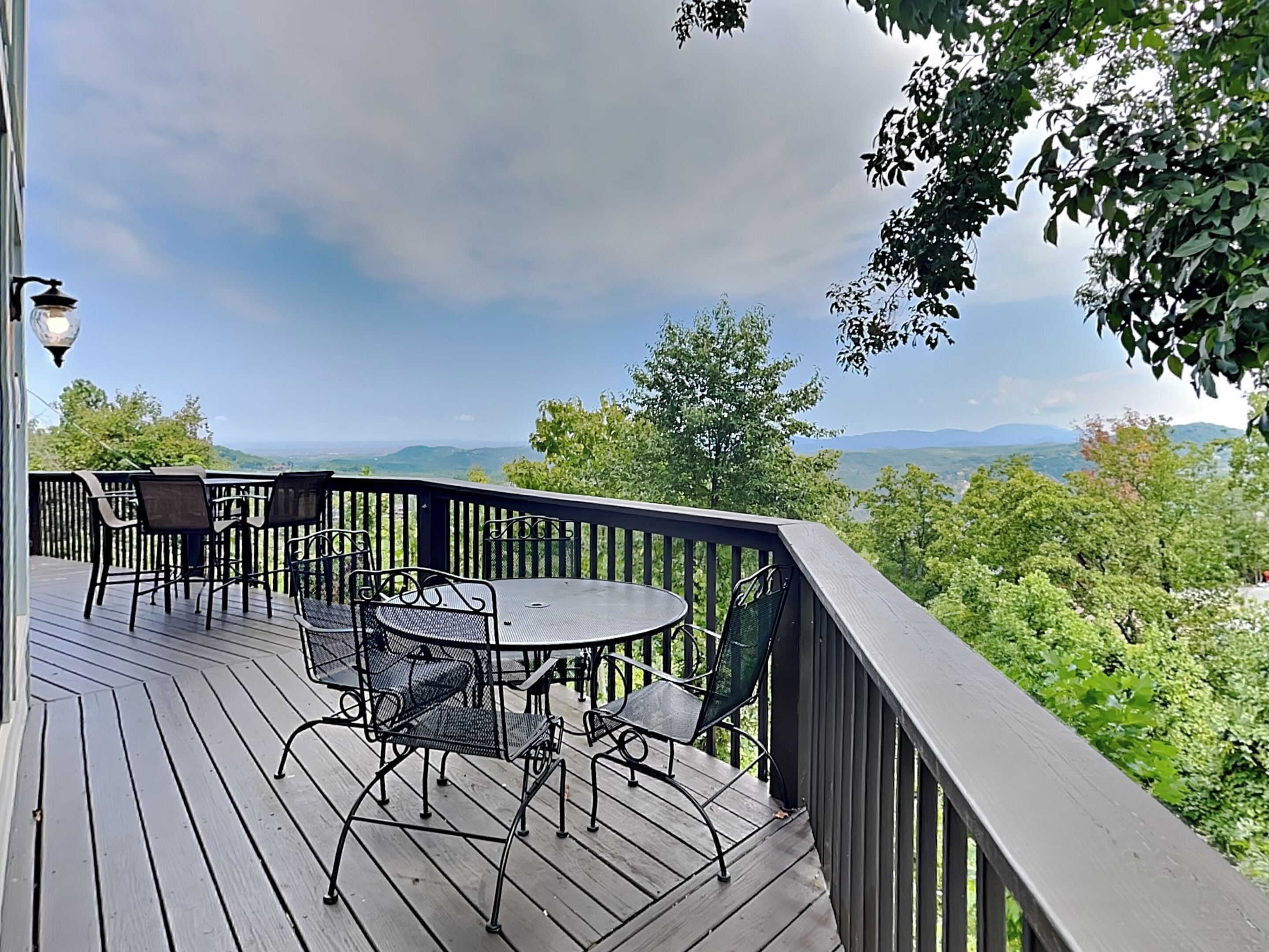 Studio (3 Bedrooms) | Front of property