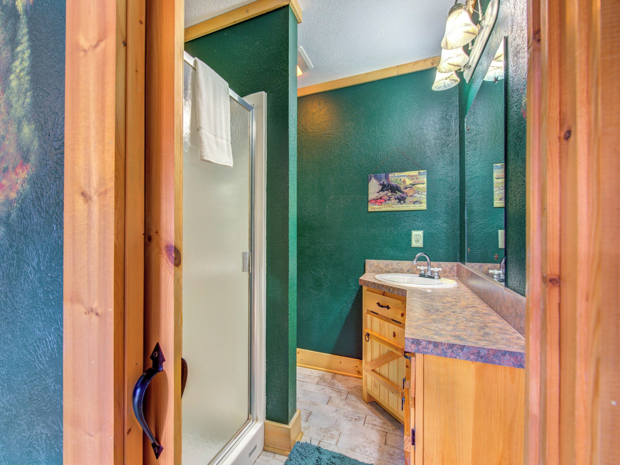 Une salle de bain avec un meuble-lavabo en bois, un évier et un miroir.