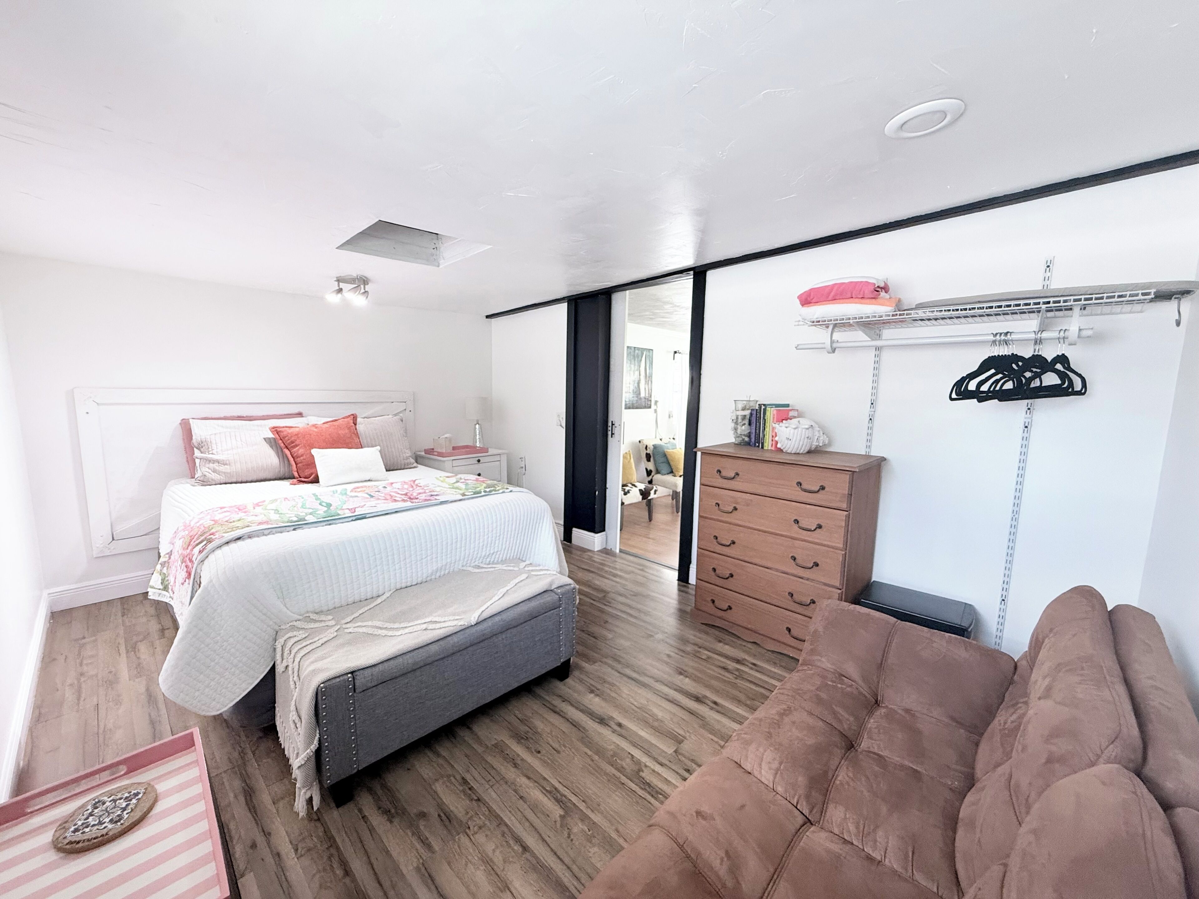 Un dormitorio con cama, cómoda, silla y armario.