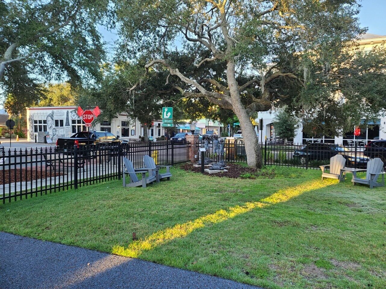 Un cementerio con lápidas, una señal de stop y un letrero de biblioteca.
