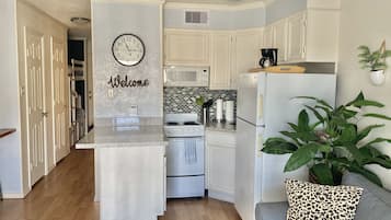 Frigorífico, microondas, horno y placa de cocina